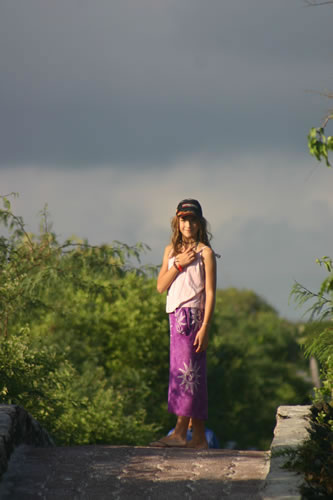 Emilie, sur le chemin du retour depuis la baie des tortues.